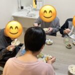グループホームで栗ご飯を食べる入居者のみなさん